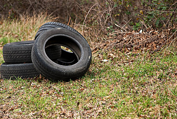 タイヤ単に廃棄され、汚染、環境の損傷 - old tire ストックフォトと画像