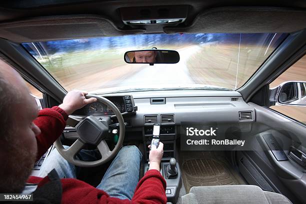 Foto de Distraídos Dirigindomensagens De Texto e mais fotos de stock de Telefone dobrável - Telefone dobrável, A caminho, Carro