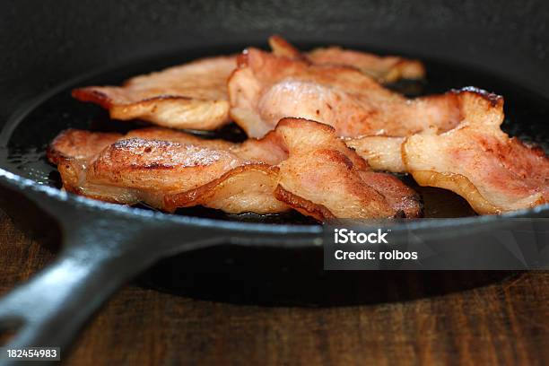 Bacon Fritto In Padella - Fotografie stock e altre immagini di Ambientazione interna - Ambientazione interna, Carne, Cibi e bevande