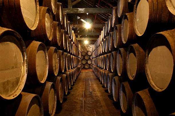 ポートワインのワインセラー - ワイン貯蔵庫 写真 ストックフォトと画像
