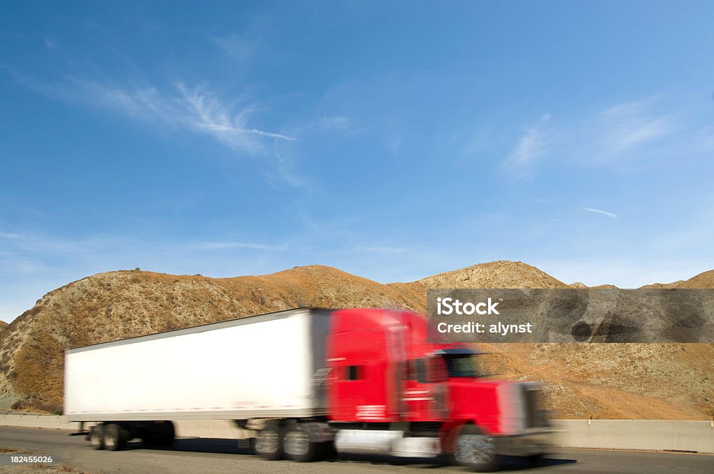 Semi-Truck Tractor con tráilers y en la carretera - Foto de stock de Actividad libre de derechos