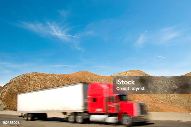 Semitruck Tractor Con Tráilers Y En La Carretera Foto de stock y más banco de imágenes de Actividad - Actividad, Camión articulado, Camión de peso pesado