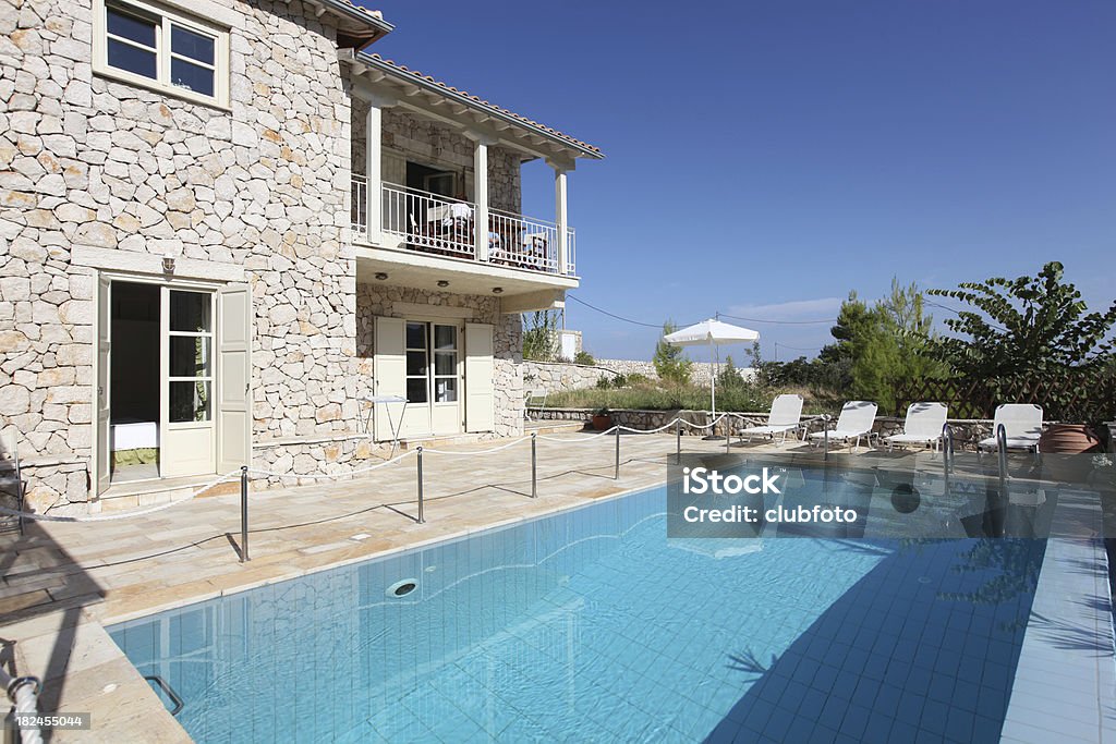 Fachada de la villa de vacaciones y a la piscina. - Foto de stock de Arquitectura exterior libre de derechos