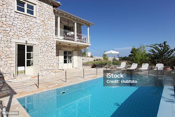 Fachada De La Villa De Vacaciones Y A La Piscina Foto de stock y más banco de imágenes de Arquitectura exterior - Arquitectura exterior, Chalet veraniego, Contraventana