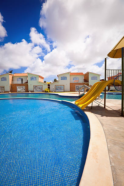 tropikalny kąpielisko - resort swimming pool swimming pool poolside curve zdjęcia i obrazy z banku zdjęć