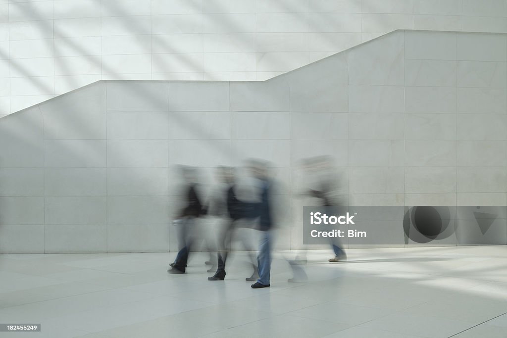 Gente cammina in marmo, Motion Blur interno - Foto stock royalty-free di Esposizione lunga