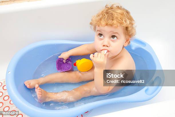 Niña Bebé En El Baño Foto de stock y más banco de imágenes de Agua - Agua, Bañera, Baño