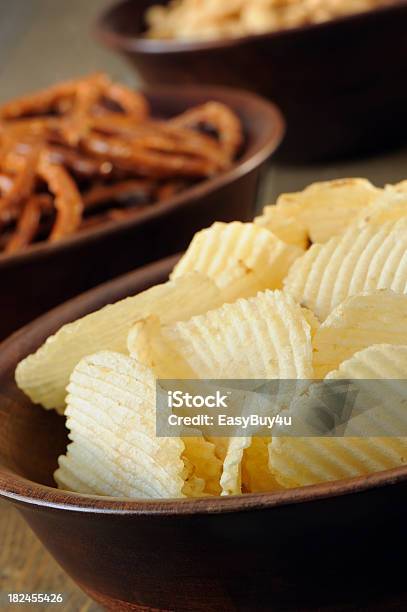 Przekąska Jedzenia - zdjęcia stockowe i więcej obrazów Chipsy ziemniaczane - Chipsy ziemniaczane, Precel, Bez ludzi