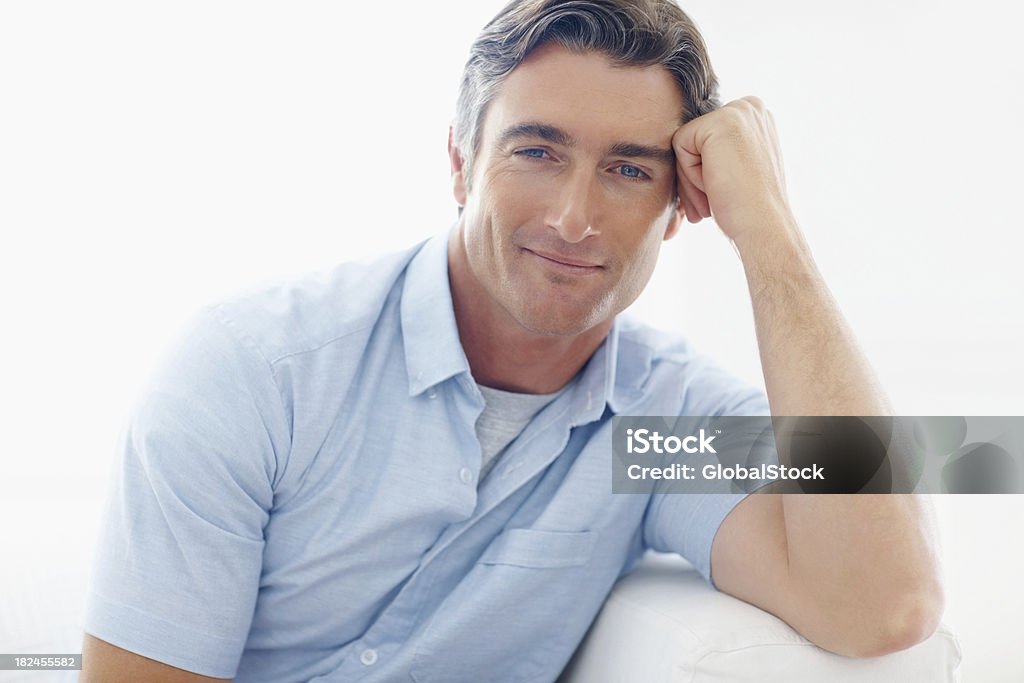 Gut aussehender Mann mittleren Alters auf Sofa sitzend - Lizenzfrei 35-39 Jahre Stock-Foto