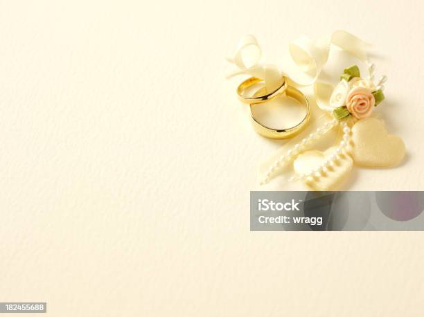 Ecke Hochzeit Ringe Und Herzen Stockfoto und mehr Bilder von Hochzeit - Hochzeit, Einladungskarte, Goldfarbig