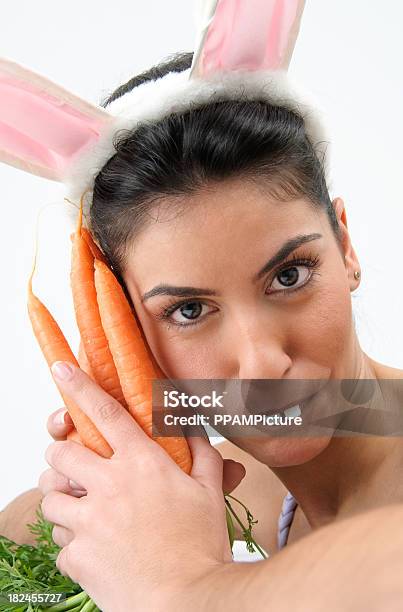 Ragazza Con Carota - Fotografie stock e altre immagini di Modella - Modella, Pasqua, Adulto