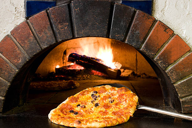 薪オーブンで焼き上げたピザと新鮮です。 - brick oven ストックフォトと画像