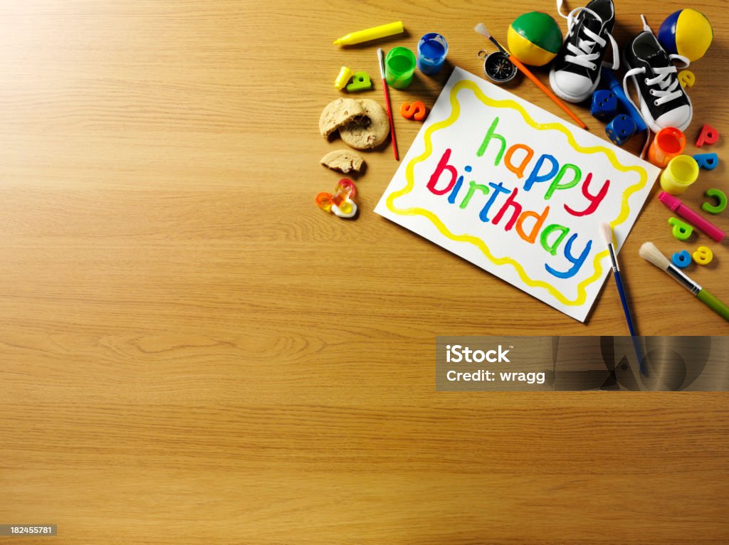 Счастливый день рождения с игрушками - Стоковые фото Без людей роялти-фри