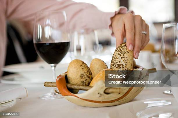 Tome Pan Foto de stock y más banco de imágenes de Adulto - Adulto, Adulto joven, Agarrar