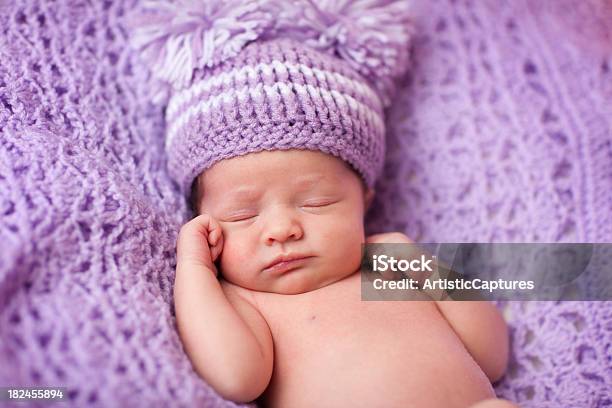 Foto de Menina De Bebê Recémnascido Dormindo Em Tricô Usando Chapéu Roxo Cobertor e mais fotos de stock de Bebê