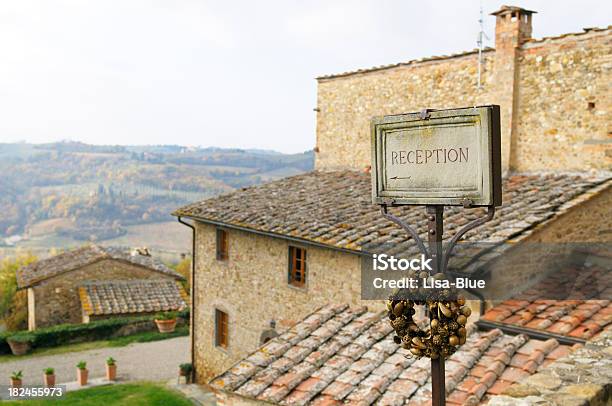 Bed Breakfast In Toscana - Fotografie stock e altre immagini di Casetta di campagna - Casetta di campagna, Reception d'albergo, Bed and Breakfast