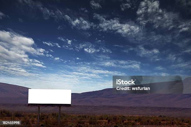 Puste Billboard - zdjęcia stockowe i więcej obrazów Billboard - Billboard, Góra, Pustynia