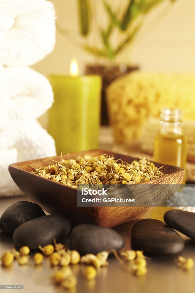 Spa natura morta con candela, camomilla, Olio essenziale - Foto stock royalty-free di Camomilla