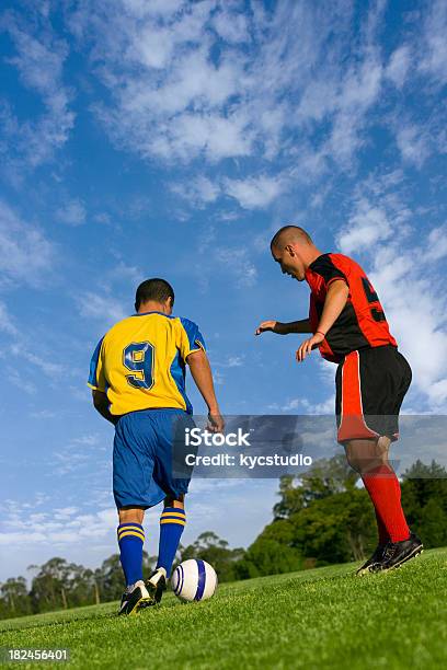 Due Giocatori Di Calcio In Azione - Fotografie stock e altre immagini di Ambientazione esterna - Ambientazione esterna, Attaccante di calcio, Attività