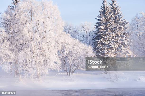 Río Y Paisaje De Invierno Foto de stock y más banco de imágenes de Agua - Agua, Aire libre, Blanco - Color