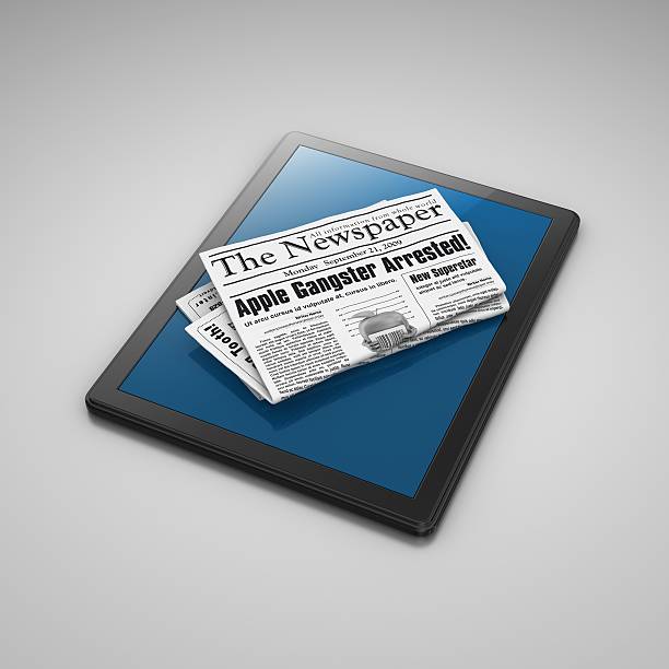 journal sur une tablette pc - newspaper digital tablet digitally generated image note pad photos et images de collection