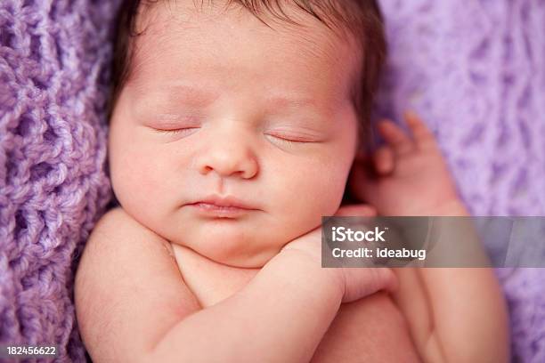 Noworodka Dziewczyna Śpi Spokojnie Na Koc Fioletowym - zdjęcia stockowe i więcej obrazów 0 - 11 miesięcy