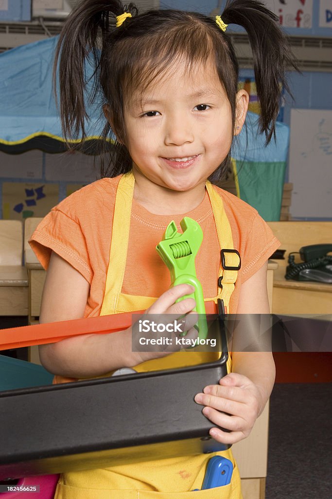 Linda garota segurando a caixa de ferramentas e chave - Foto de stock de Caixa de Ferramentas royalty-free
