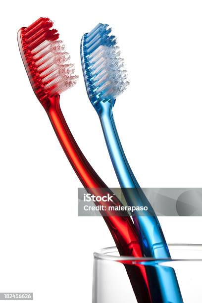 Toothbrushs Em Um Copo - Fotografias de stock e mais imagens de Escova de Dentes - Escova de Dentes, Azul, Fundo Branco