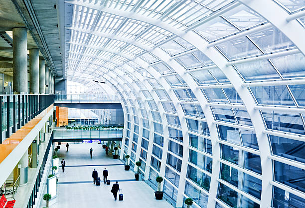 путешественники имеются - corridor airport people architecture стоковые фото и изображения