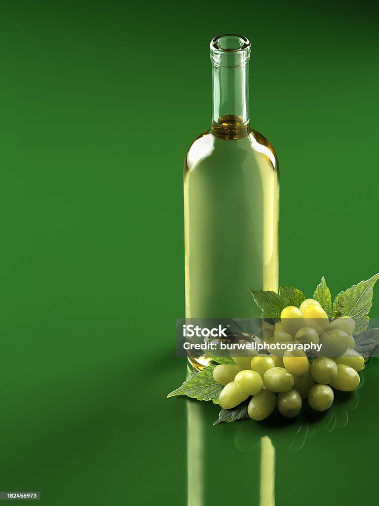 Bouteille de vin blanc sur vert - Photo de Alcool libre de droits