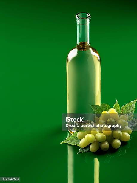 Photo libre de droit de Bouteille De Vin Blanc Sur Vert banque d'images et plus d'images libres de droit de Alcool - Alcool, Aliments et boissons, Bouteille