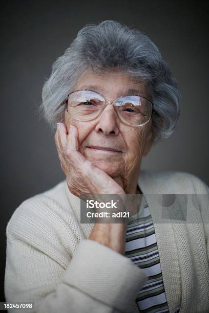 Menina Olho Castanho - Fotografias de stock e mais imagens de Adulto - Adulto, Adulto maduro, Antigo