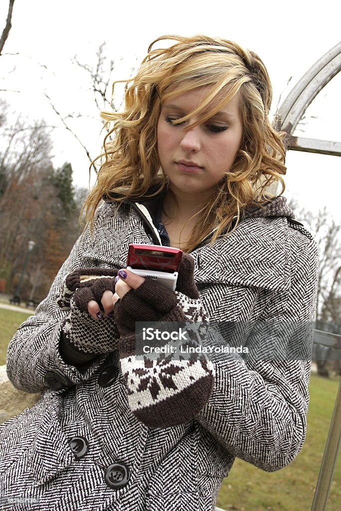 Teen fille à l'aide de téléphone portable - Photo de 14-15 ans libre de droits