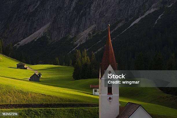 Antiguo Mountain Village In Tirol Austria Foto de stock y más banco de imágenes de Alpes Europeos - Alpes Europeos, Asentamiento humano, Austria