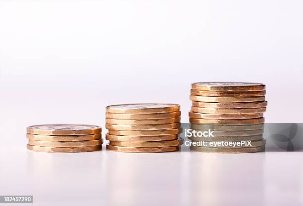 Loonie La Inflación Con Monedas De Oro Dinero Serie Foto de stock y más banco de imágenes de Moneda de un dólar canadiense