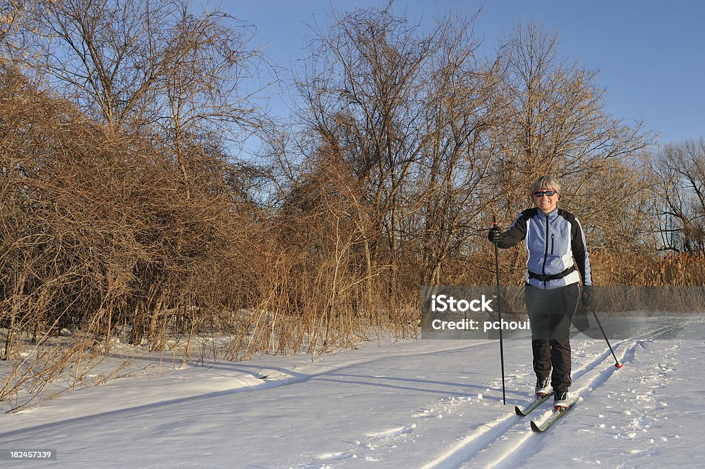Lächelnde Frau, cross-country Ski, Wintersport - Lizenzfrei 50-54 Jahre Stock-Foto