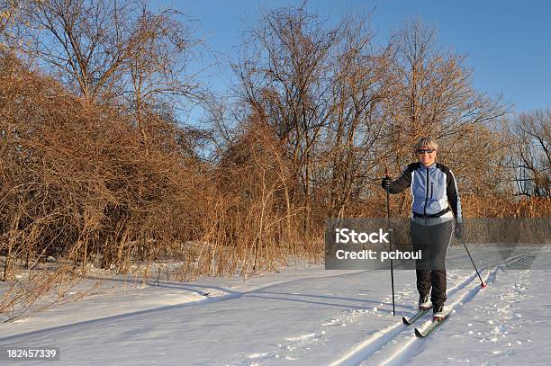 Lächelnde Frau Crosscountry Ski Wintersport Stockfoto und mehr Bilder von 50-54 Jahre - 50-54 Jahre, Aktiver Lebensstil, Aktivitäten und Sport