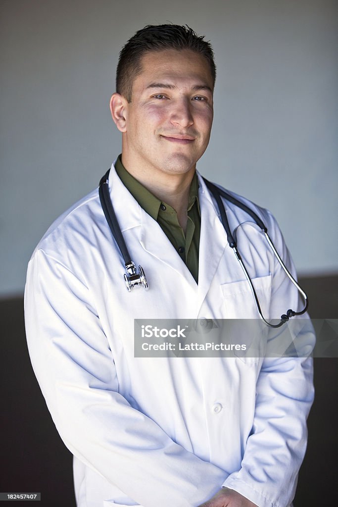 Porträt des jungen männlichen Arzt - Lizenzfrei Arzt Stock-Foto