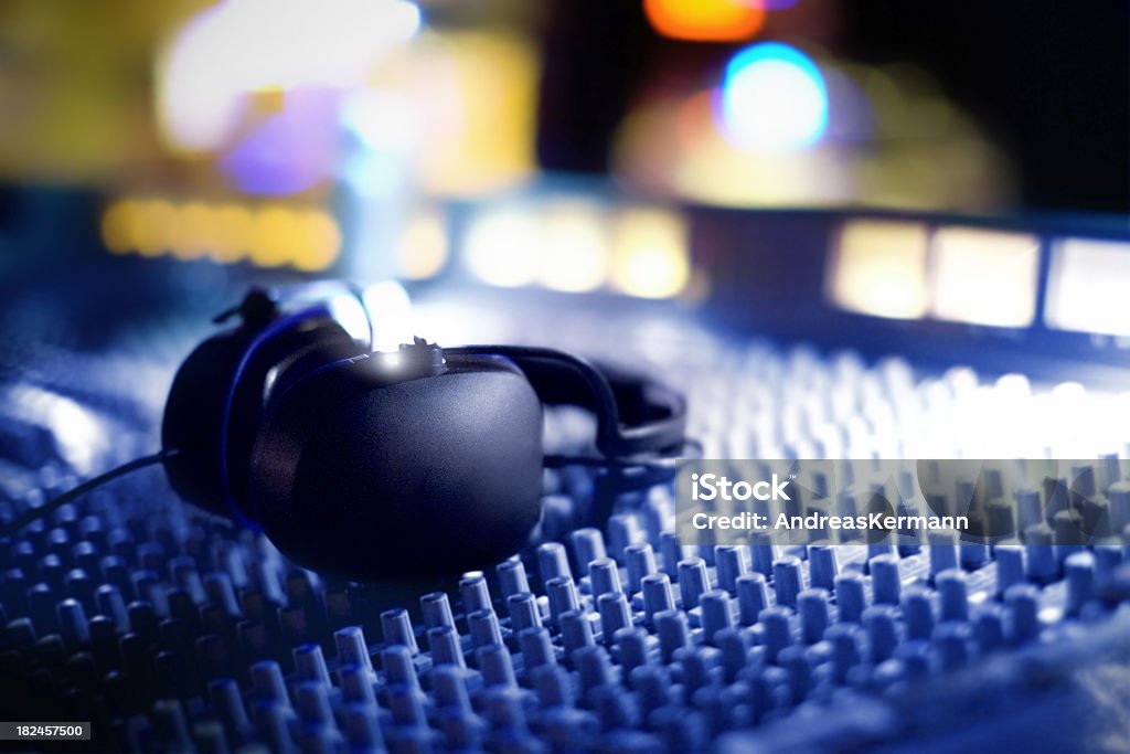 Mix Audio e cuffie Console - Foto stock royalty-free di Attrezzatura