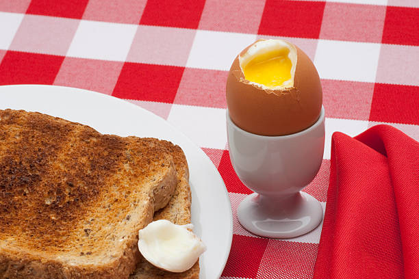 ソフトなゆで卵、フライパンにテーブルクロスの水平 ストックフォト