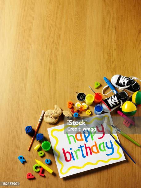 Giocattoli E Buon Compleanno - Fotografie stock e altre immagini di Biscotto secco - Biscotto secco, Blu, Cartolina di buon compleanno
