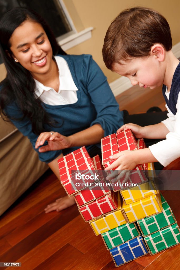 Joven niño bloques de construcción con su madre o Nanny - Foto de stock de Maestro libre de derechos