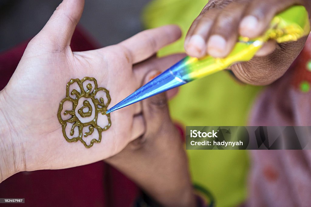 Manos de henna mehndi con - Foto de stock de Adulto libre de derechos