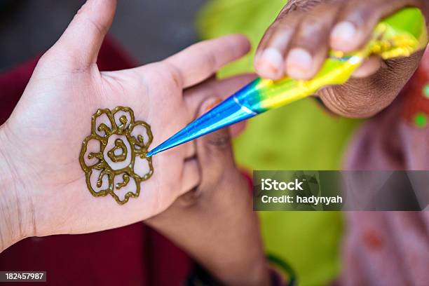 Manos De Henna Mehndi Con Foto de stock y más banco de imágenes de Adulto - Adulto, Agarrar, Aire libre