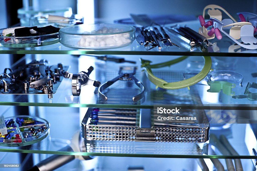 dental Es stehen u. a. folgende Geräte Sterilized - Lizenzfrei Ausrüstung und Geräte Stock-Foto