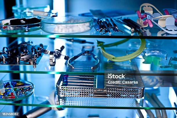 Dental Es Stehen U A Folgende Geräte Sterilized Stockfoto und mehr Bilder von Ausrüstung und Geräte - Ausrüstung und Geräte, Blau, Forschungsutensilien