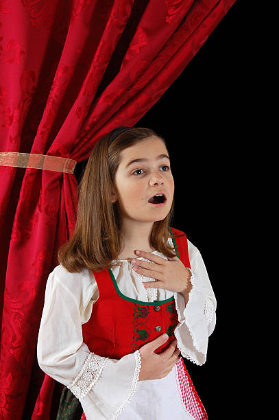 Ragazza in un Dirndl Cantare - foto stock