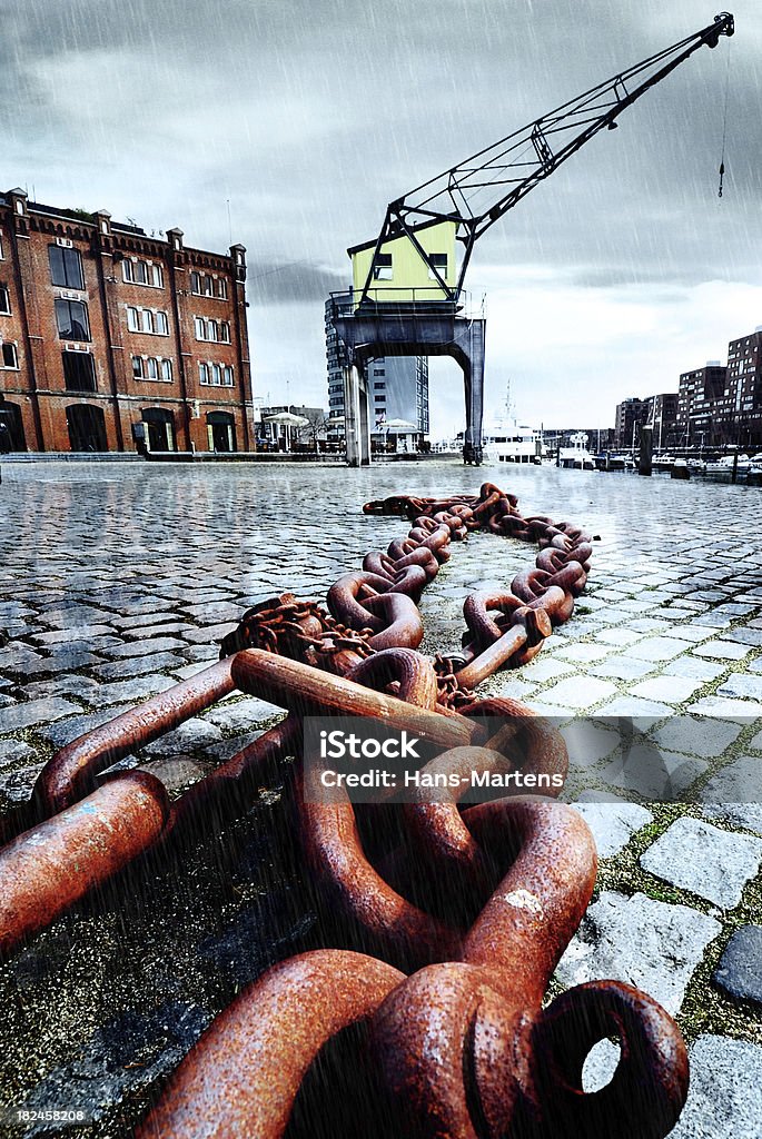 vintage harbor grúa en un día de lluvia - Foto de stock de Rótterdam libre de derechos