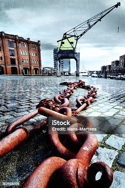 Vintage Harbor Grúa En Un Día De Lluvia Foto de stock y más banco de imágenes de Rótterdam - Rótterdam, Puerto, Almacén