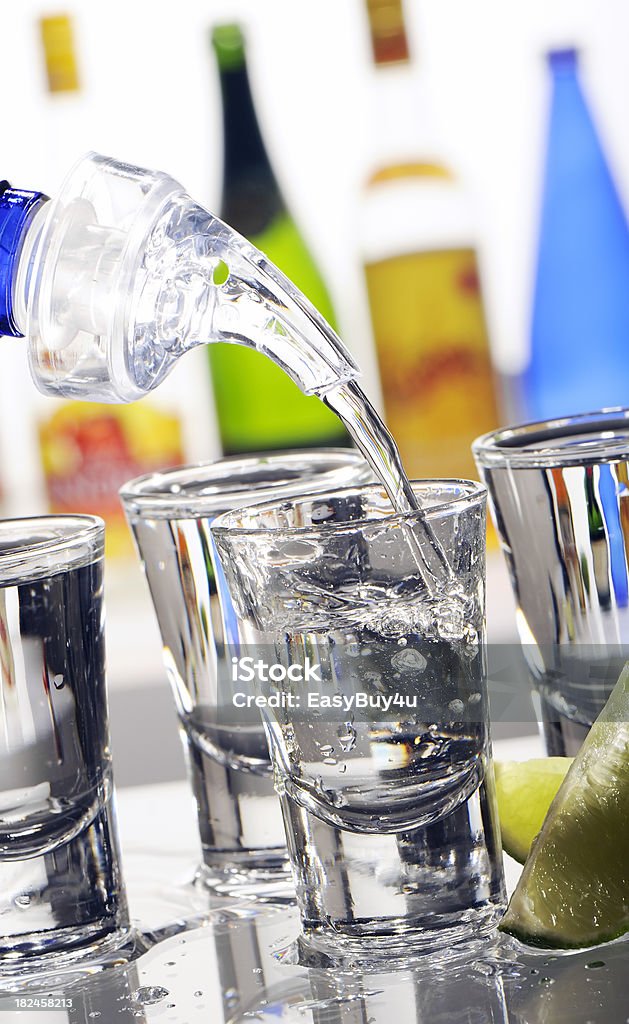 Encher um Copo Pequeno para Bebida Alcoólica - Royalty-free Abuso de Álcool Foto de stock